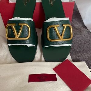 Valentino Garavani
VLOGO slide sandals